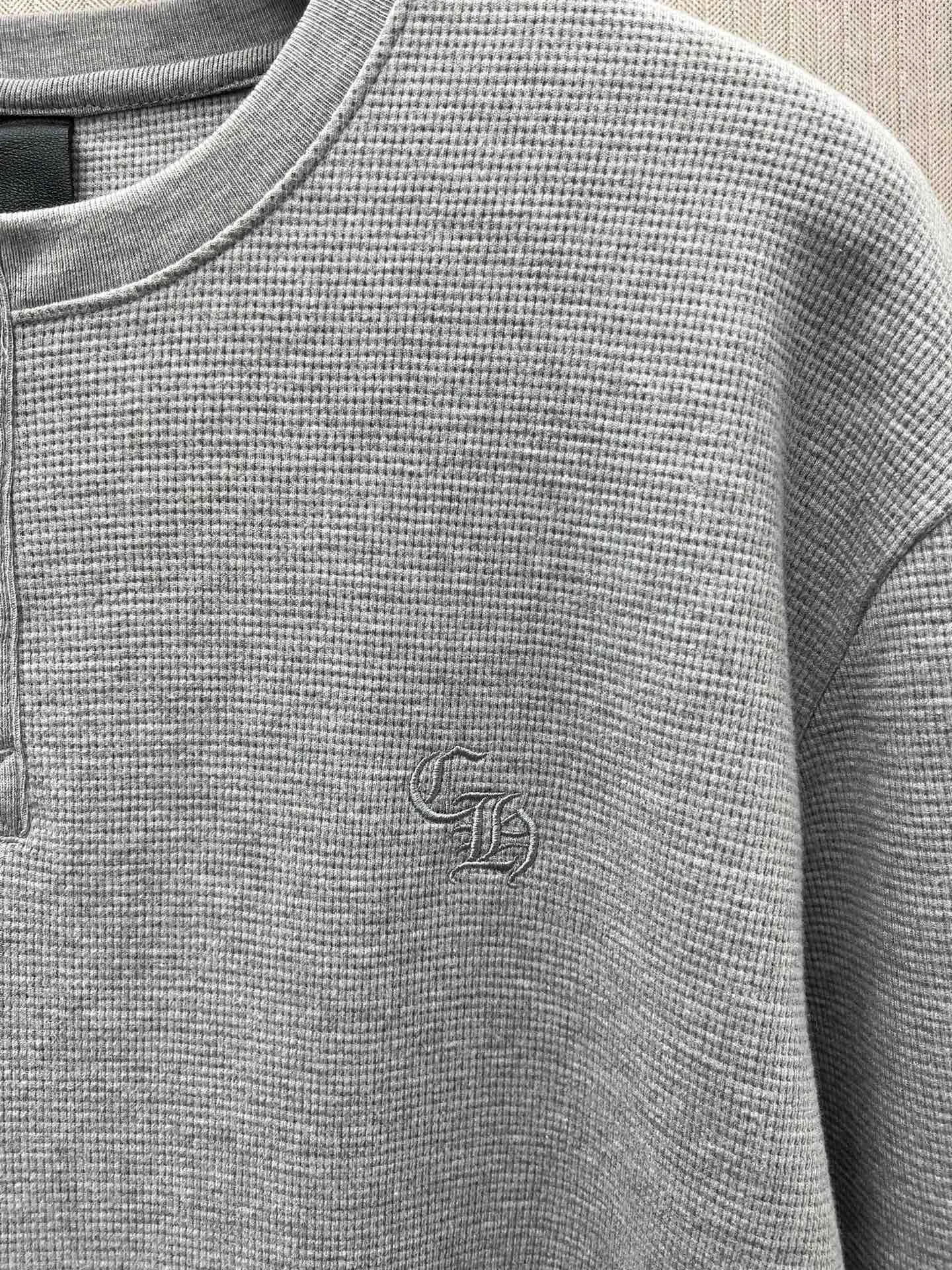 🅿️430 Crow Heart 25SS Sanskrit Henley Collar Waffle Sweatshirt. The fabric is made of 350g cotton waffle double-layer material before washing. Same style for men and women. Size: S.M.L